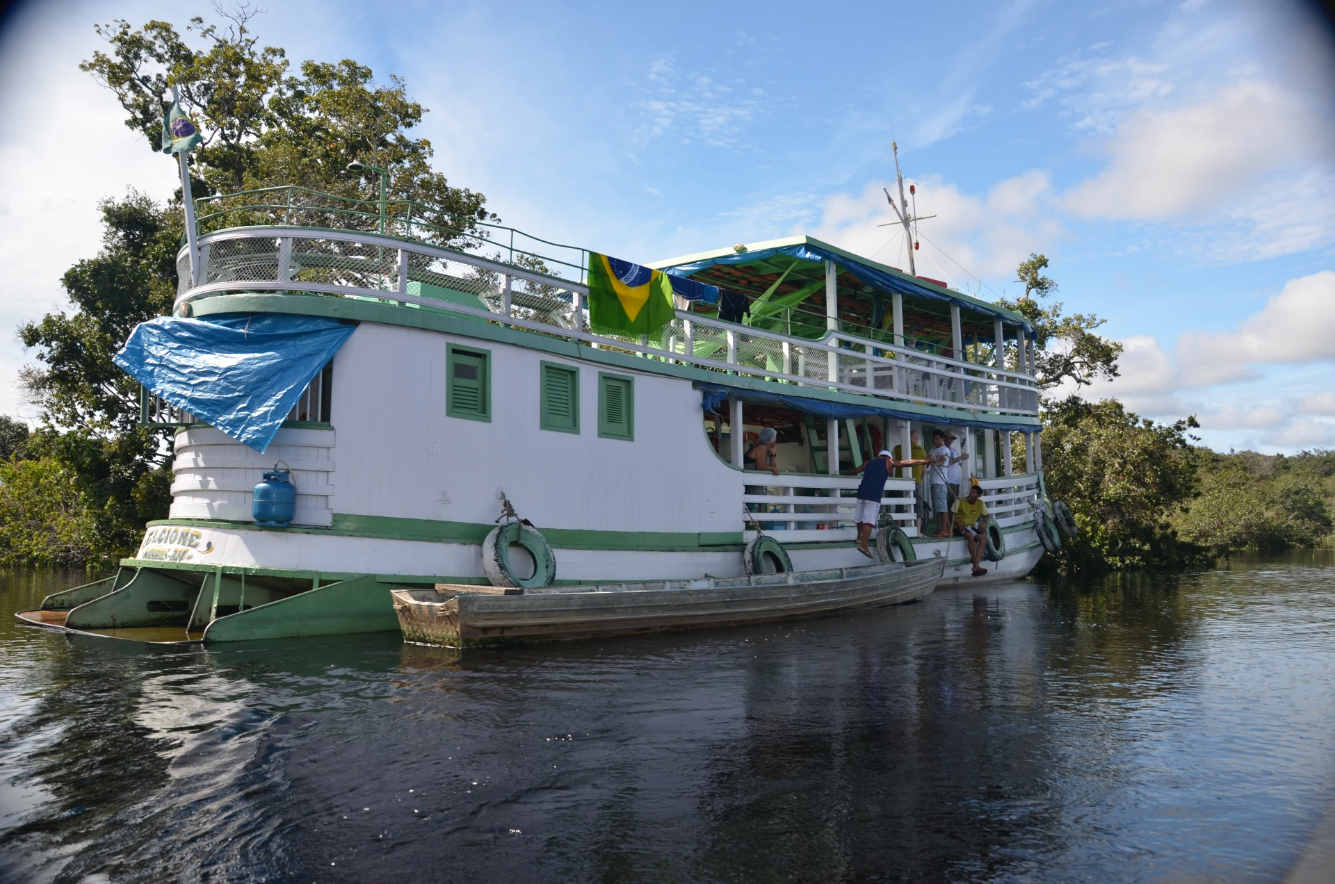 clipper boat op amazone rivier