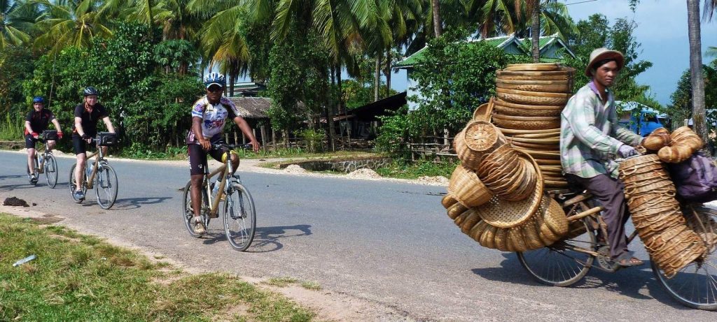 fietsen over het platteland tijdens uw avontuurlijke rondreis Cambodja