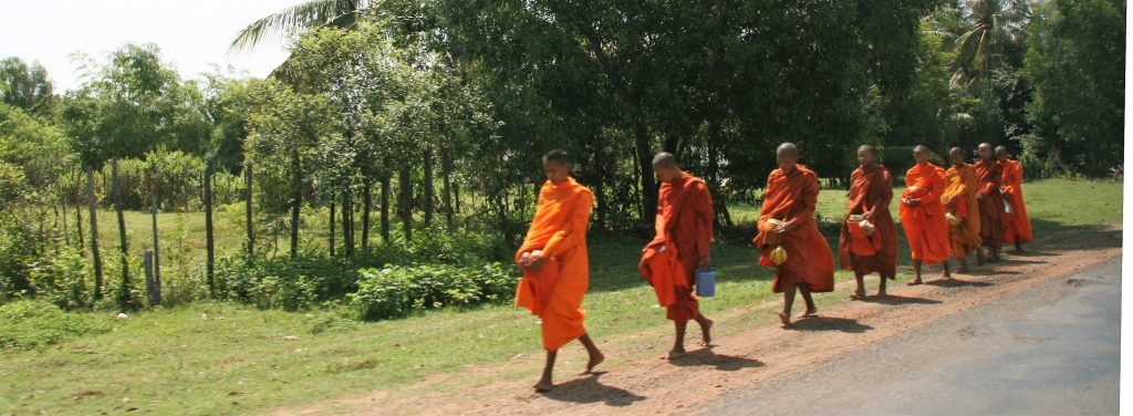 Monniken tijdens hun bedel ritueel gefotografeerd tijdens een avontuurlijke rondreis door Cambodja