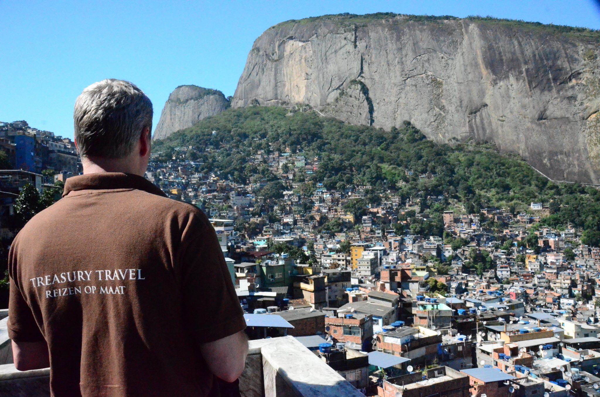 Tijdens mooie wandeltocht door één van de favela's in Rio