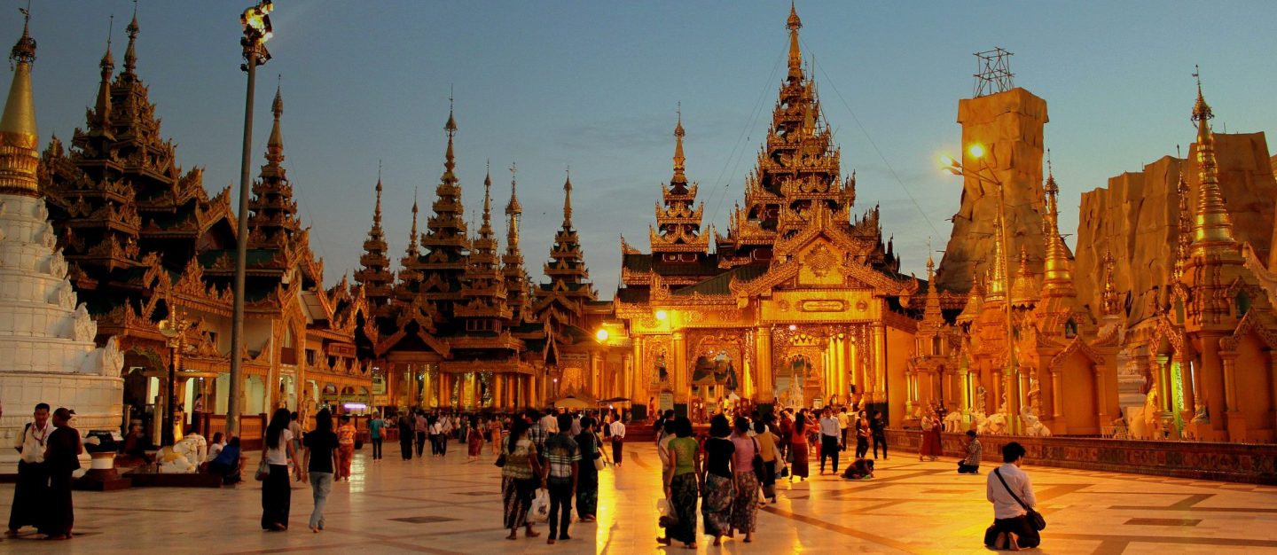 Verlichte Shwedagon pagode Yangon myanmar rondreis