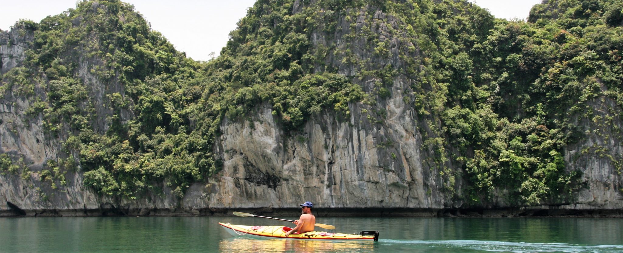 Kanovaren door Halong Bay Vietnam treasury travel rondreizen vakantie vietnam