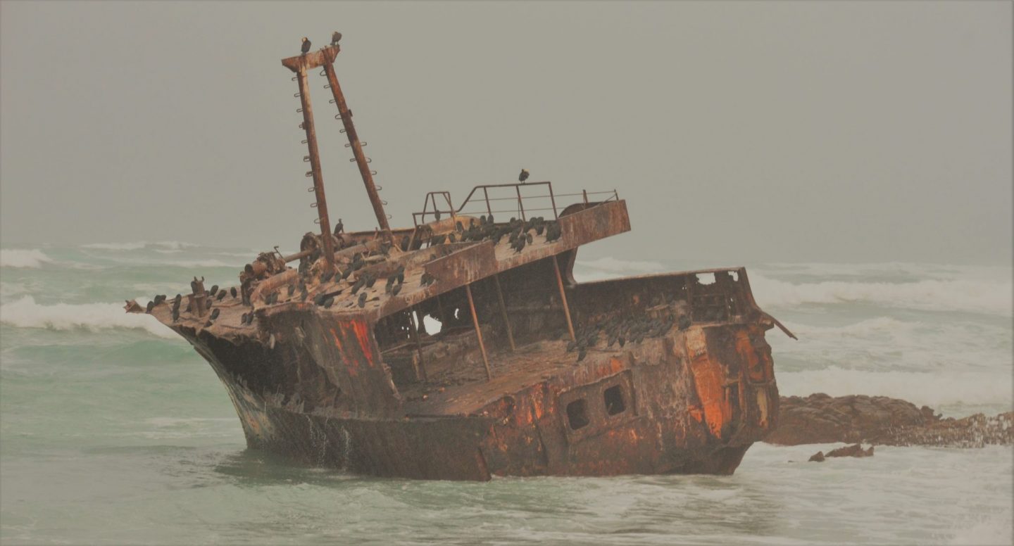 Op de Naalden geslagen schip bij Cape Agulhas