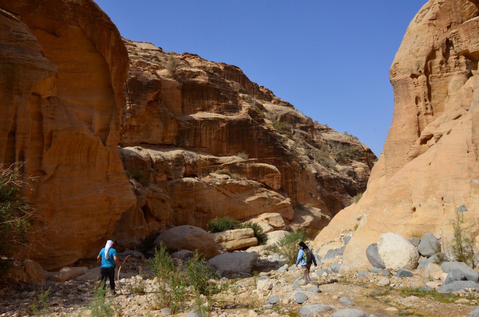 Wandelen door een van de vele wadi's in Jordanië
