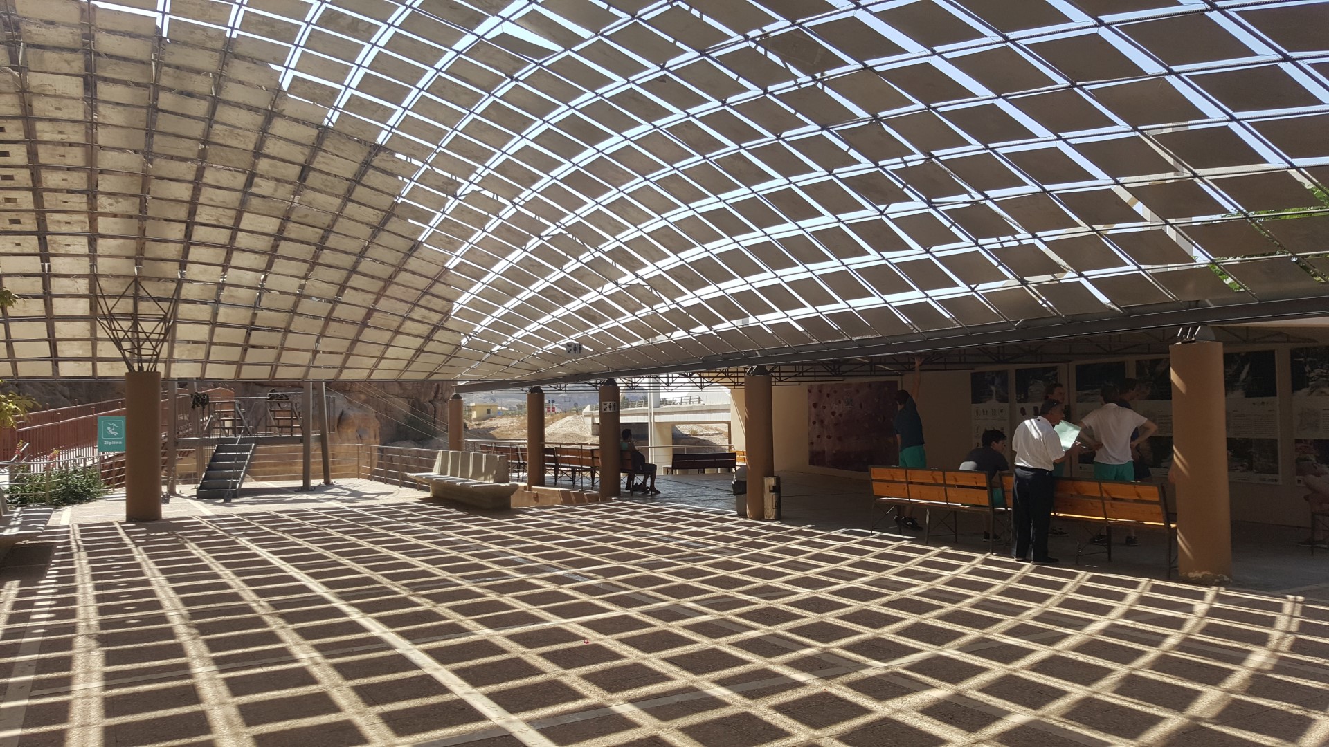 Het nieuwe bezoekerscentrum van Wadi Mujib, een speels architectonisch plaatje