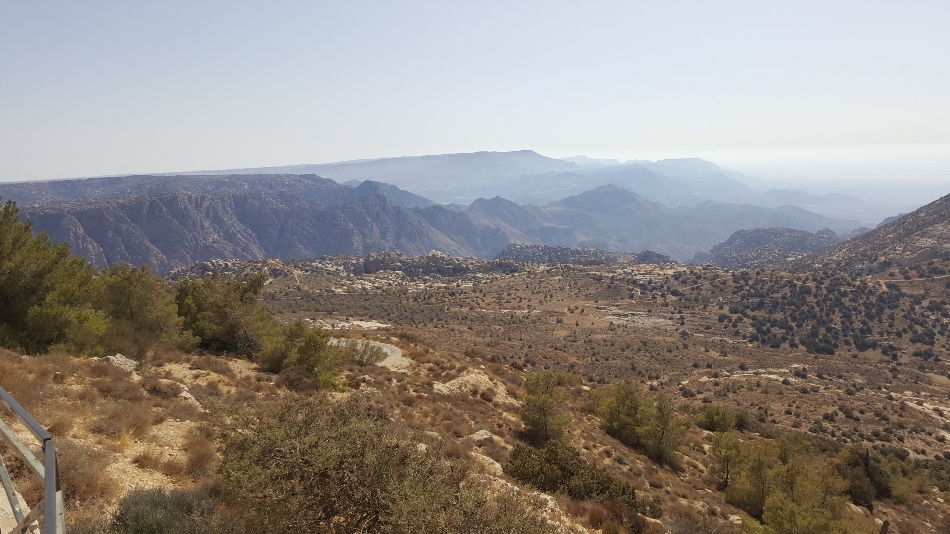 Uitiicht over Wadi Dana vanaf Rumanna Camp