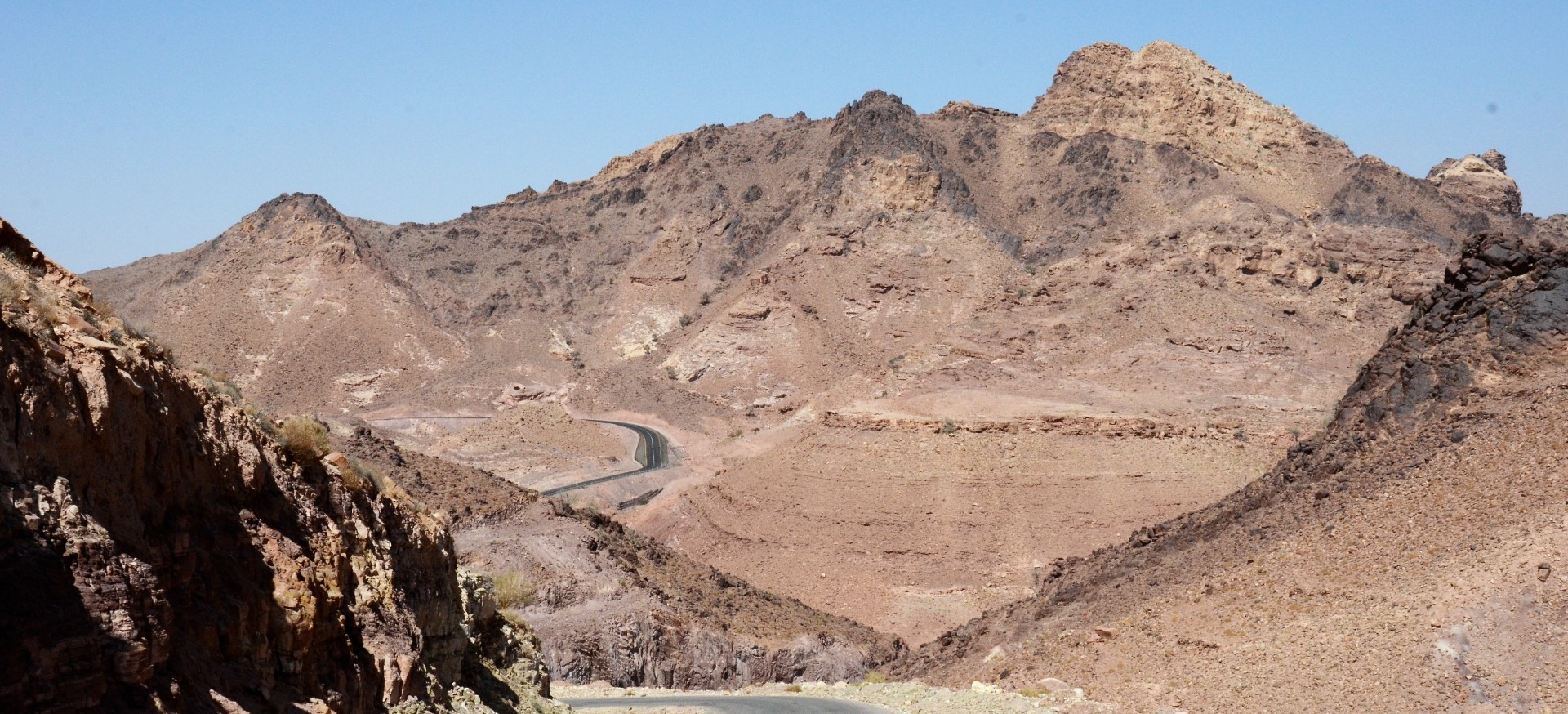 De nieuwe weg door de bergen van Feynan naar Wadi Musa