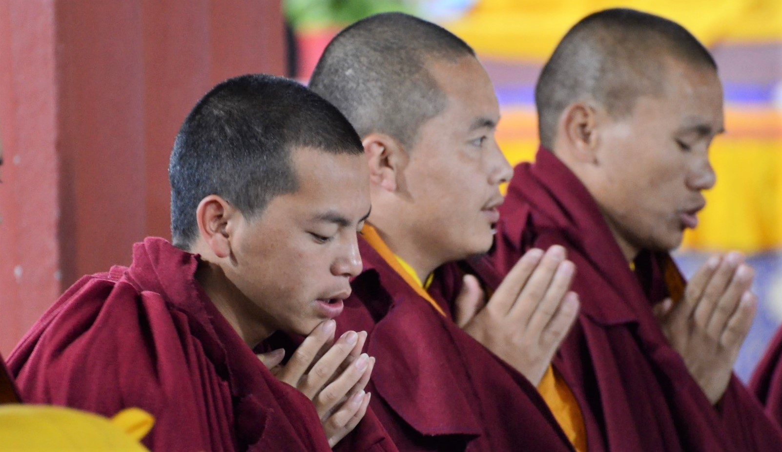 In de vroege ochtend mediteren en chanten met de monniken in het Tibetaanse Neydo klooster, highlight rondreis door Nepal 
