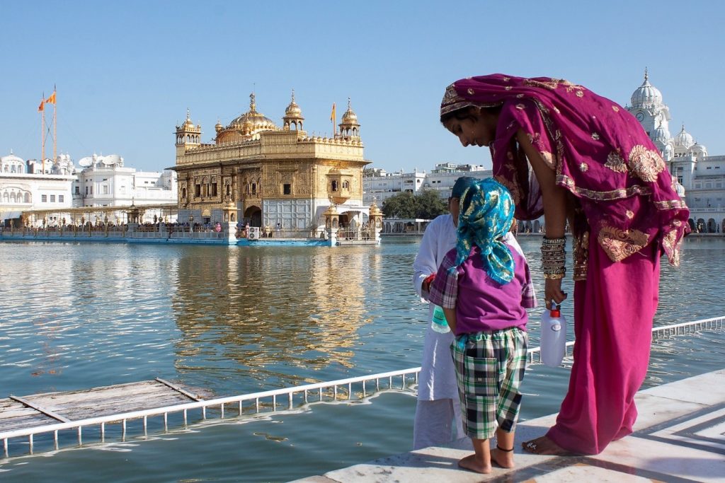 loakel-bevolking-bij-de-gouden-tempel-in-Amritsar -India_