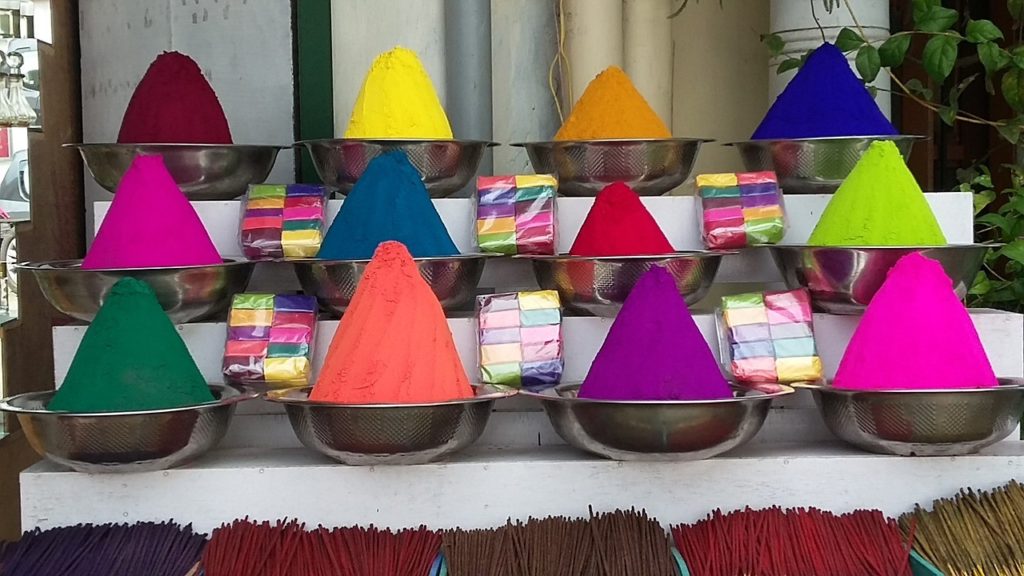 Felgekleurde-wierook-poeder-op-de-markt-van-Kochi-in-het-zuiden-van-India