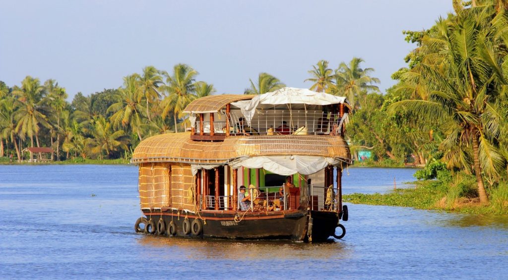 Overnachten-op-een-traditionele-housboat-woonboot-in-Kerala-Alleppey-India-treasury_travel