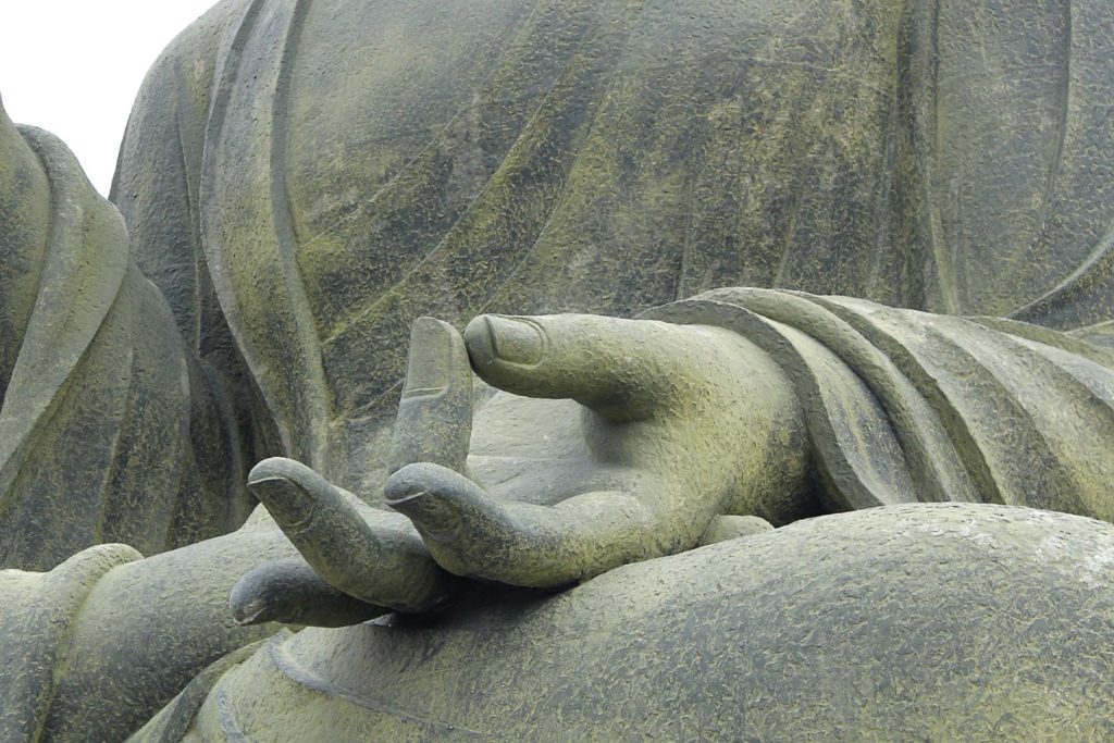 handen-van-boeddha-tijdens-meditatie-