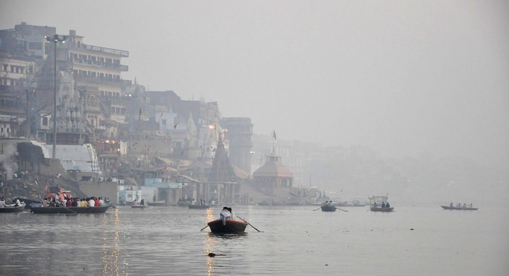 Varanasi-boottocht-over-de-heilige-rivier-de-Ganges-tijdens-India-rondreis