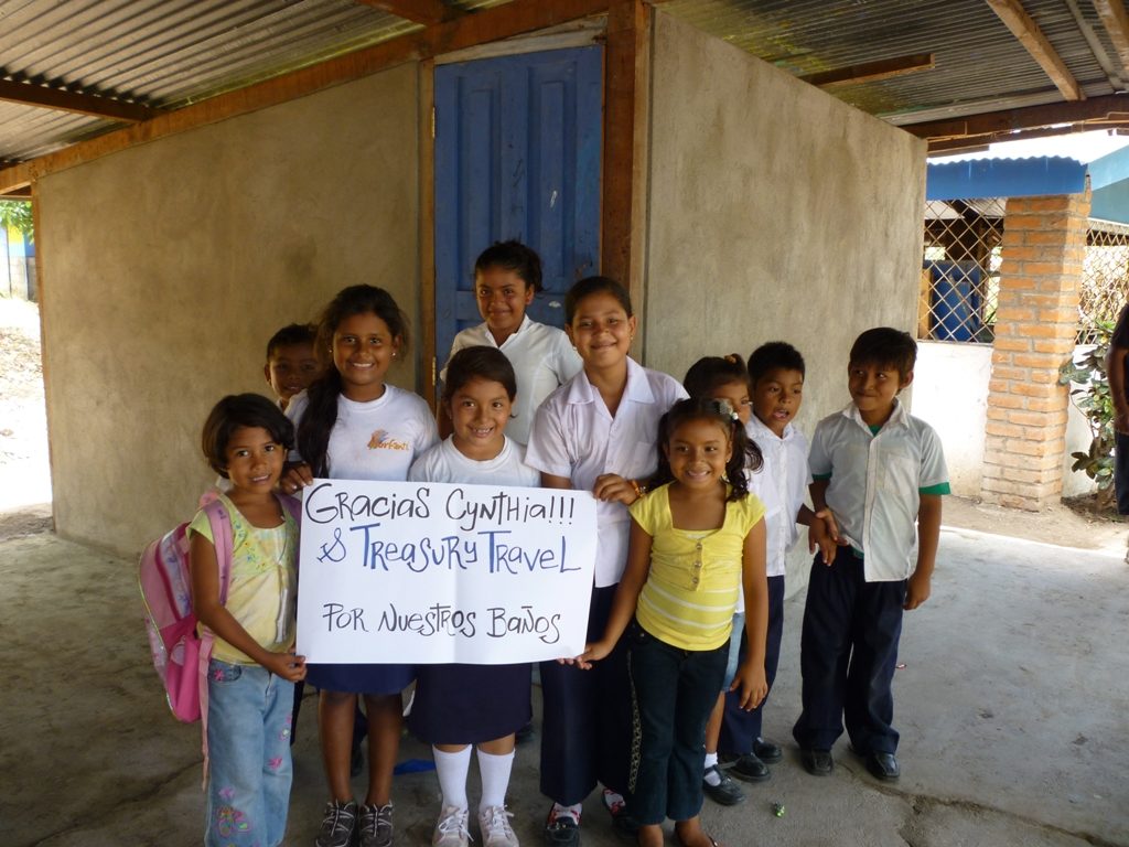 kinderen-zijn-blij-met-hun-toiletgebouw-in-nicaragua