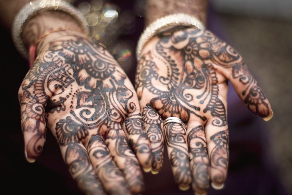 henna-tattoo-vrouwen-handen-in-India