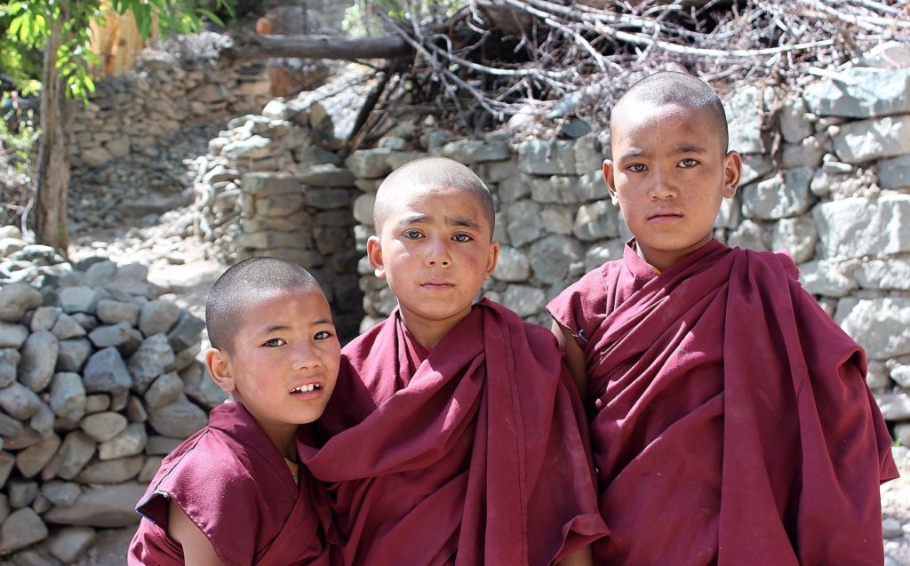 jonge-monniken-in-het-klooster-van McLeod-Ganj-cultureel-Ladakh-noord-india