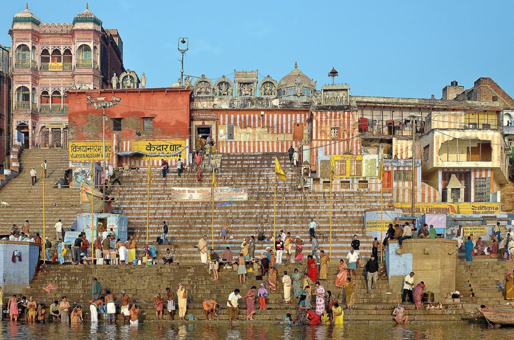 ganga-aarti-ritueel-aan-de-oever-van-de-heilige-rivier-de-Ganges-India-vakantie