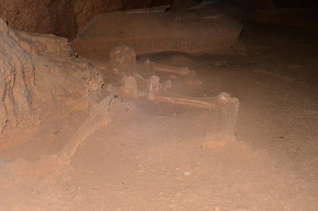 skelet in ATM Maya grot