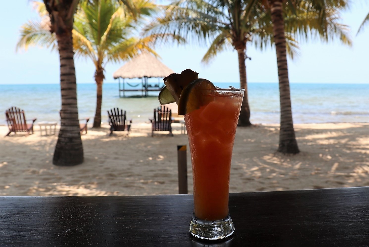 cocktail drinken op strand Belize vakantie