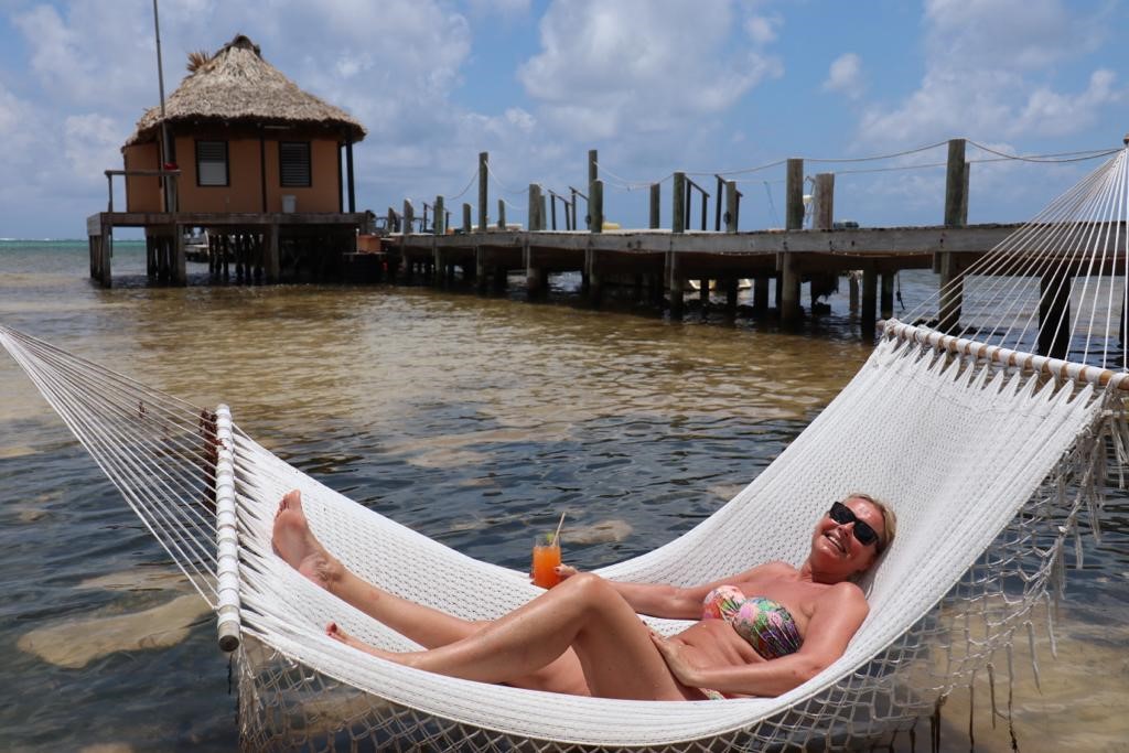 chillen in een hangmat bij protofino beach resort belize rondreis treasury travel